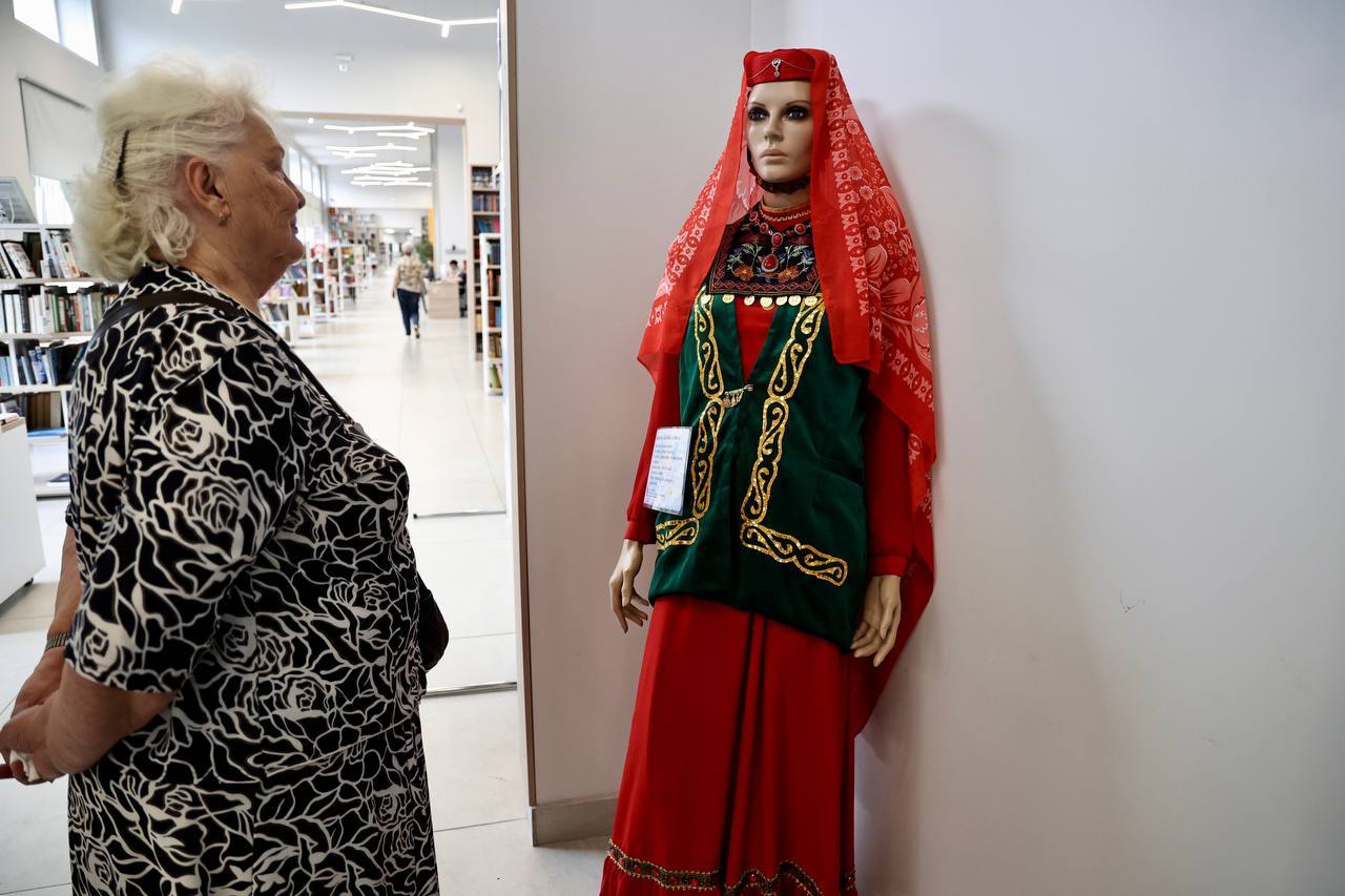 Челябинцам показали старинные свадебные наряды Самому старинному экспонату свадебной выставки – башкирскому национальному свадебному платью – 111 лет.