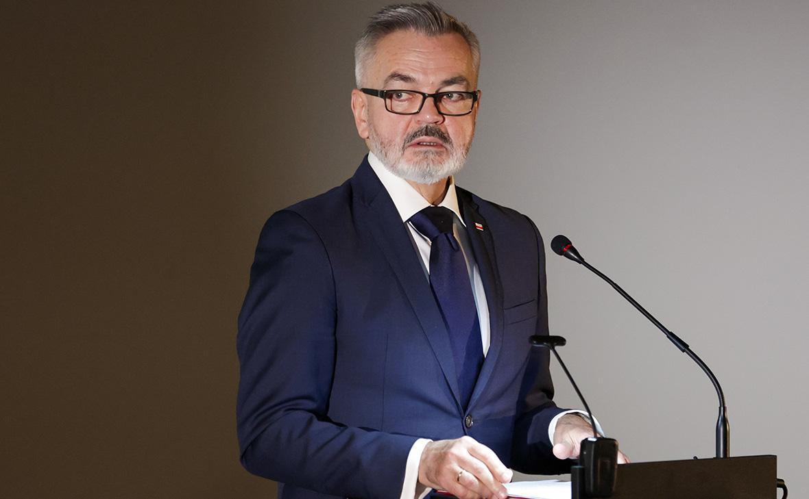 В России толпа агрессивно настроенных активистов напала на посла Польши Кшиштофа Краевского Охрана обеспечила его безопасность В МИД Польши отметили что участники агрессии держали плакаты с антиукраинскими и антипольскими надписями В какой то момент кто то из них попытался применить физическую силу