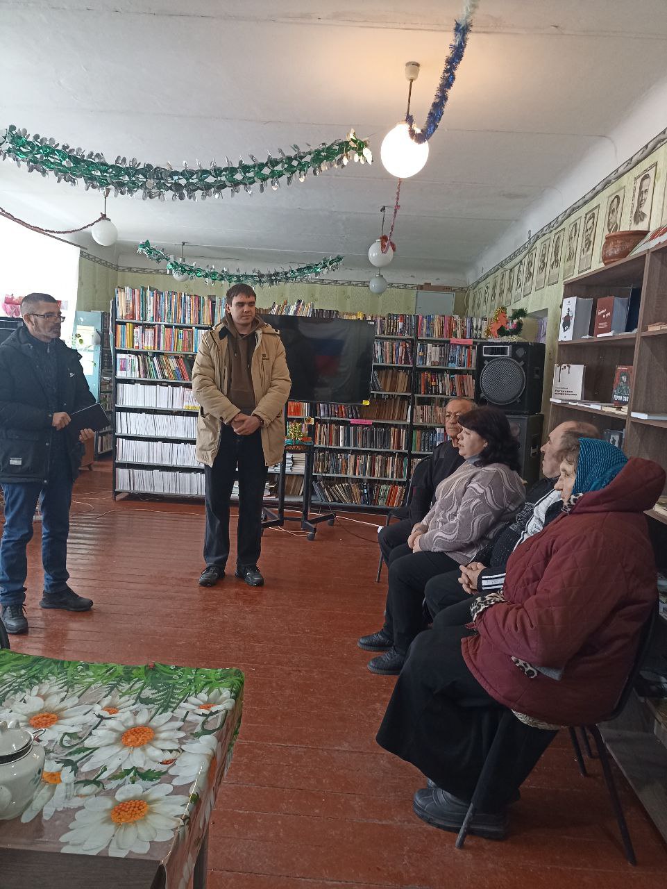 Заведующий Осыковским территориальным сектором Администрации Старобешевского муниципального округа Дмитренко Евгений Александрович провёл встречу c трудовым коллективом МБУ Осыковский СДК В начале встречи Евгений Александрович рассказал жителям о соблюдении правил пожарной безопасности и правил поведения на водных объектах В ходе встречи присутствующие обсудили вопросы такие как Приостановлении движения автобусного маршрута Амвросиевка Донецк Маршрут приостановлен в связи с созданием единого оператора перевозочного процесса  Об оформлении документов на недвижимое имущество Граждане проинформированы что обратиться за получением услуг Росреестра можно через многофункциональные центры предоставления государственных и муниципальных услуг МФЦ Данное собрание явилось значимой площадкой для взаимодействия между администрацией и обществом содействуя укреплению взаимопонимания и вовлечению граждан в процесс принятия важных решений   ЕРДНР ЕдинаяРоссия ЕРСтаробешево