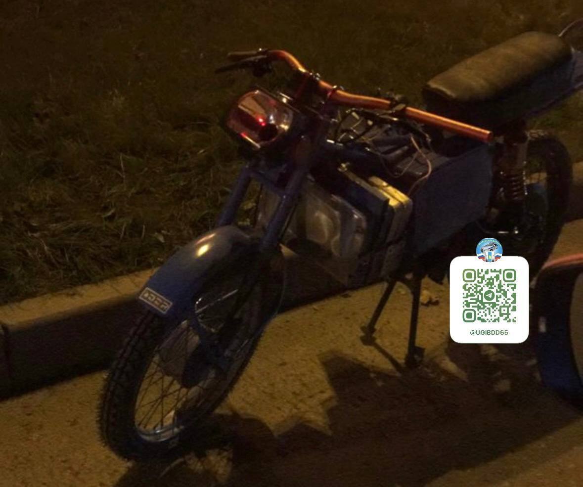В Южно Сахалинске подросток на самодельном мопеде въехал в иномарку два человека пострадали ДТП произошло в 19 40 25 октября в районе дома 329 на улице Ленина Предварительно 15 летний водитель мопеда при повороте с улицы Гвардейской на улицу Ленина не уступил дорогу и столкнулся с Toyota Corolla Axio Мотоциклист и его 13 летний пассажир получили травмы Проводится проверка сообщает ugibdd65 Подписаться на нас Telegram I MAX Прислать нам новость Sakhonlinebot