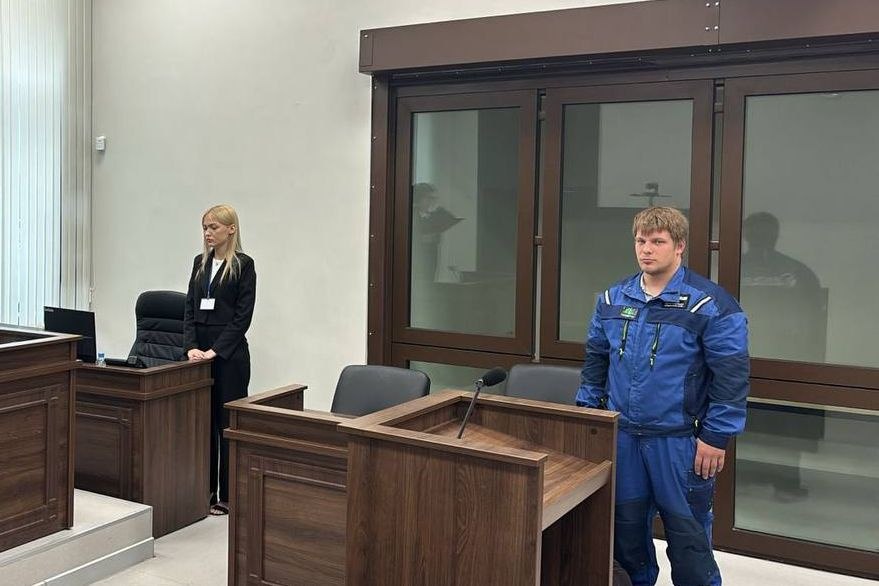 Учителю физики из Екатеринбурга вынесли приговор за жестокое обращение с восьмиклассником Судя по материалам дела педагог сначала бросил в школьника ручкой потом заломил ему руку и повел к директору Несовершеннолетний испытывал психические и физические страдания выразившиеся в чувстве обиды и физической боли от причиненного ему насилия опасении повторного насилия отметили в прокуратуре Учителя приговорили к исправительным работам Кроме того он два года не сможет преподавать и должен будет заплатить семье 120 тысяч рублей компенсации морального вреда прокуратура Свердловской области