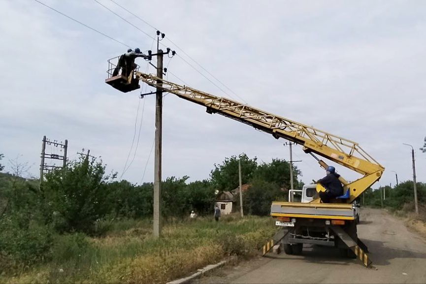 В посёлке Нижнее зажглись лампочки после трёх лет темноты. Расположенный к югу от Лисичанска населённый пункт сильно пострадал в боях 2022 года. Здесь почти не осталось целых домов, были полностью разрушены местная школа, интернат и вся инфраструктура. Чтобы вернуть сюда свет, энергетикам пришлось практически заново построить все энергообъекты и линии. Это событие — не просто сводка, это результат титанического труда и надежда на жизнь. Прислать новость Подписаться