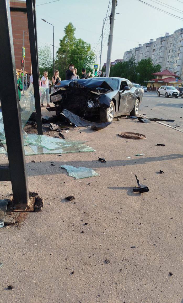 В Сергиевом Посаде автомобиль «Dodge» врезался в остановку общественного транспорта До этого, по словам очевидцев, произошла авария: «Лада» протаранила инормарку, которая и вылетела на тротуар. В результате происшествия пострадал водитель отечественной легковушки и пассажир машины «Dodge». В полиции по факту ДТП проводят проверку.
