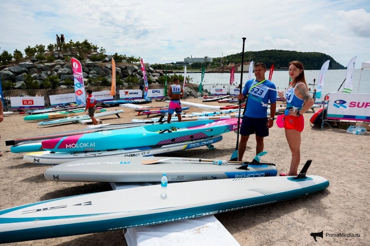 SUP FEST во Владивостоке – спорт, драйв и море эмоций    В субботу, 9 августа, во Владивостоке прошёл второй день пляжного фестиваля SUP FEST 2025  0+ , который объединил около тысячи любителей водных видов спорта и просто активного отдыха на свежем воздухе.   Соревнования SUP Technical Race привлекли участников всех уровней подготовки. В гонке SUP Technical Race PRO состязались самые опытные спортсмены. Параллельно на пляже проходили турниры по пляжному волейболу и теннису.    В третий день фестиваля, 10 августа, гости и участники стали свидетелями SUP-карнавала  6+  и карнавального забега  6+ . Подробнее — в фоторепортаже ИА PrimaMedia.     PrimaMedia   Прислать новость