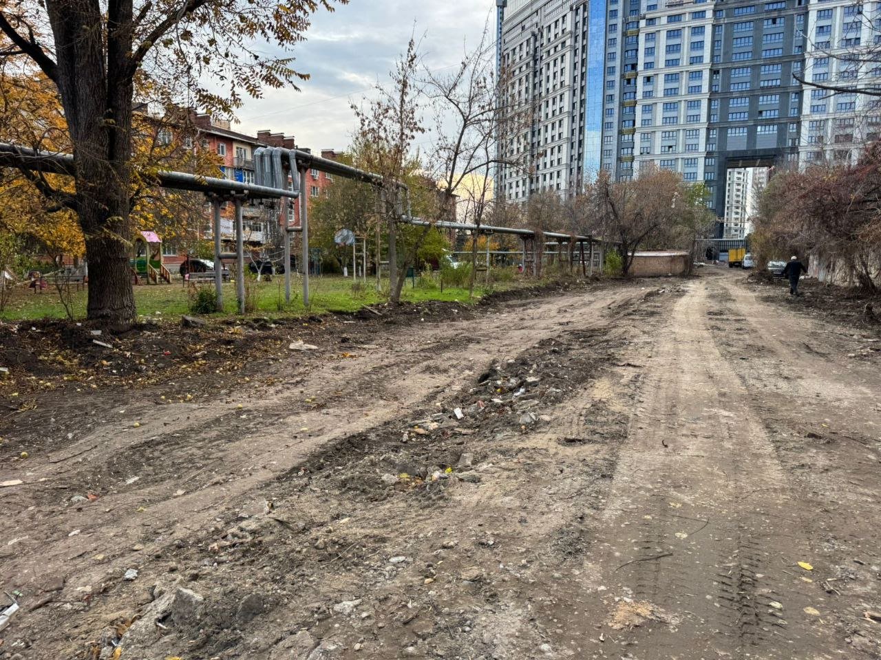 В Прикубанском округе расчистили территорию под благоустройство   По улице Школьной, 11/3 и 11/4, ранее демонтировали порядка 120 самовольных гаражей.  На днях эта территория окончательно очищена. Вывезли мусор и бетонные основания бывших гаражей - всего свыше 190 кубометров.  В дальнейшем здесь возможно обустройство зелёной зоны. Администрация Прикубанского округа готовит письмо с соответствующим предложением.