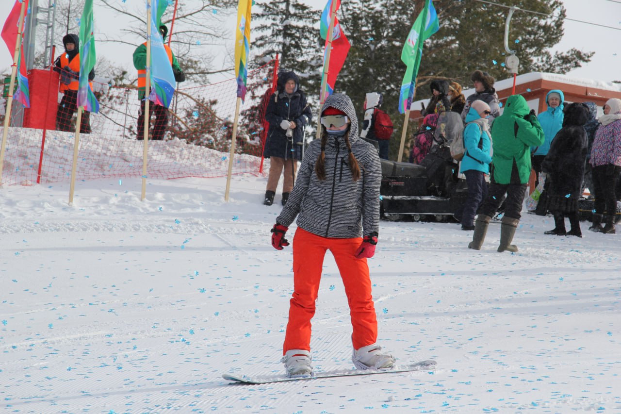 Горнолыжный склон Селигдара в Алдане побил рекорд по посещаемости Горнолыжный склон Селигдара в Алдане установил настоящий рекорд став центром притяжения для туристов и спортсменов В 2025 году его посетило рекордное количество гостей свыше 10 тысяч лыжников и сноубордистов со всей Якутии и Дальнего Востока Одним из ключевых преимуществ комплекса является долгий зимний сезон который длится с начала ноября и до мая Склон идеально подходит для новичков Его ширина 70 метров перепад высот 60 метров а длина трассы составляет 650 метров Это делает его отличной площадкой для начальной подготовки Комплекс впервые принявший спортсменов в 2022 году активно развивался при поддержке компании Селигдар Были установлены подъемники и освещение построены пункты проката фуд корт и тюбинговая трасса Благодаря современной инфраструктуре на склоне регулярно проводятся соревнования регионального уровня Фото пресс служба ПАО Селигдар