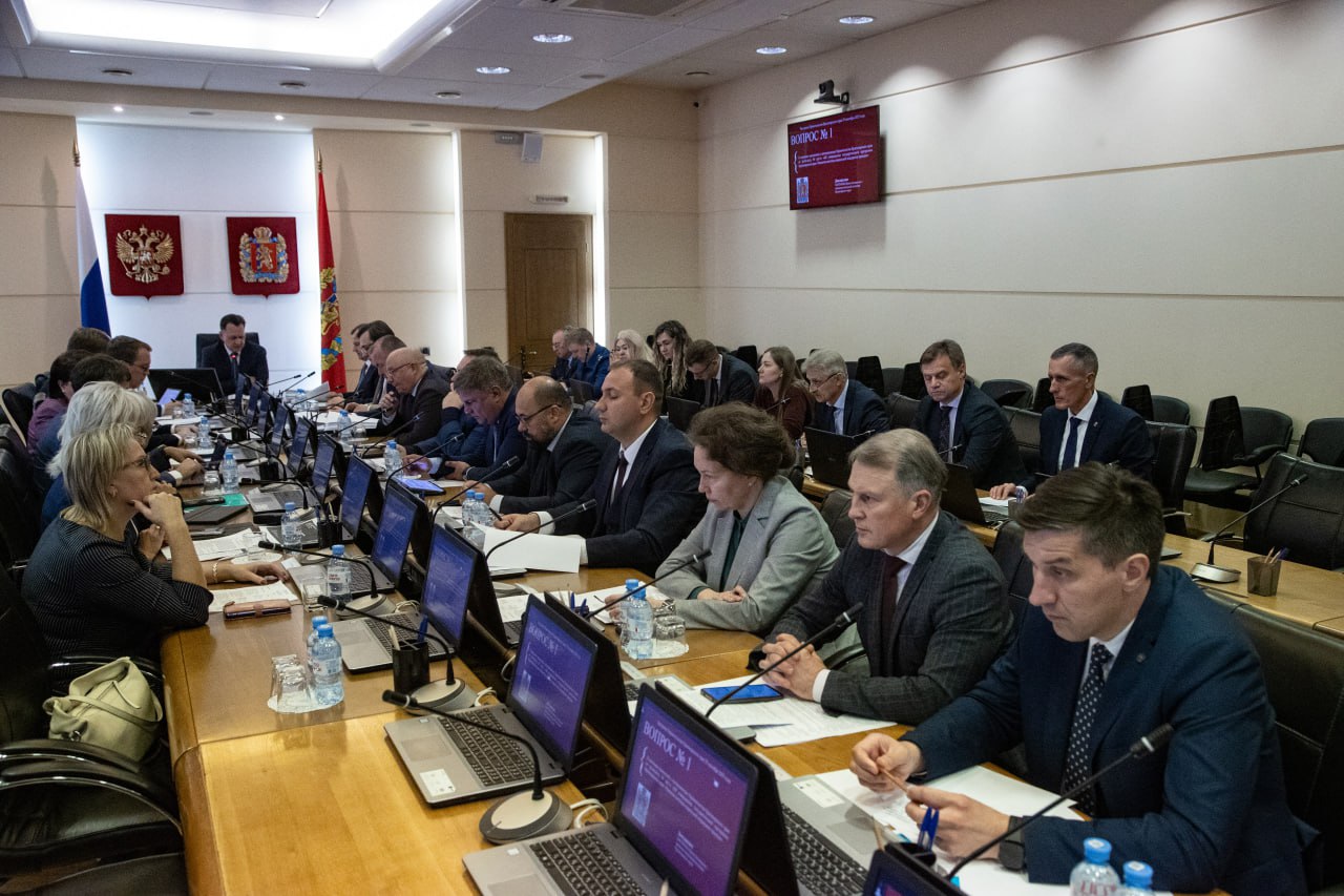 нацпроект жкх На реализацию ещё одной принятой на заседании Правительства госпрограммы Реформирование и модернизация жилищно коммунального хозяйства предусмотрено более 50 млрд руб на 2026 2028 гг Средства направят на разработку проектов и строительство 30 объектов в сфере тепло и водоснабжения приобретение 188 электрогенераторов проведение капремонта на 540 объектах коммун инфраструктуры начало модернизации систем теплоснабжения г Железногорск и г Сосновоборск термостабилизацию грунтов под 6 МКД г Норильска обеспечение жителей сжиженным газом по государственным ценам обеспечение углем жителей Таймырского МО ограничение роста платы за подвоз питьевой воды для граждан имеющих право на льготы ограничение роста платы за отопление и горячую воду для потребителей заключивших договоры с организациями имеющими льготы обеспечение уровня платы граждан за коммун услуги 84 Приоритеты программы определены в соответствии с нацпроектом Инфраструктура для жизни