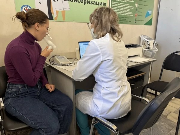 Опрос Большинство врачей признались в приписках фиктивных услуг В России остается актуальной проблема фиктивных записей в медицинской отчётности приписок в ОМС Ситуация обострилась с 2015 года когда пациенты получили доступ к данным об оказанных услугах через личные кабинеты Несмотря на обещания искоренить приписки с помощью цифровизации практика сохраняется Эксперты связывают проблему с системой оплаты труда привязанной к выполнению плановых показателей по диспансеризации и другим критериям Стимулирующие выплаты без которых врачам сложно обойтись напрямую зависят от этих показателей Невыполнение плана ведет к лишению надбавок что и вынуждает персонал к припискам Опрос портала Врачи РФ подтверждает её масштаб с приписками в своих учреждениях регулярно или иногда сталкиваются 77 9 из 245 опрошенных врачей из разных регионов Лишь 22 респондентов заявили об отсутствии такого опыта Наиболее распространённые формы фиктивный приём 45 3 или осмотр 16 3 а также добавление неоказанных услуг к реальному визиту 14 3  Мы в Tg в ВК в Max в ОК