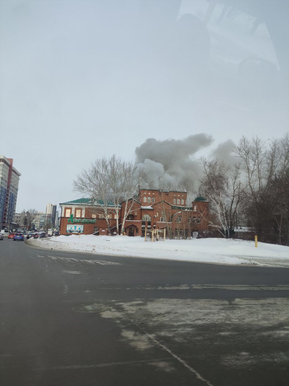 Очевидцы сообщают о крупном пожаре в центре города. На пересечении проспекта Красноармейского с улицей Никитина видны клубы дыма.  Информацией поделились участники нашего сообщества