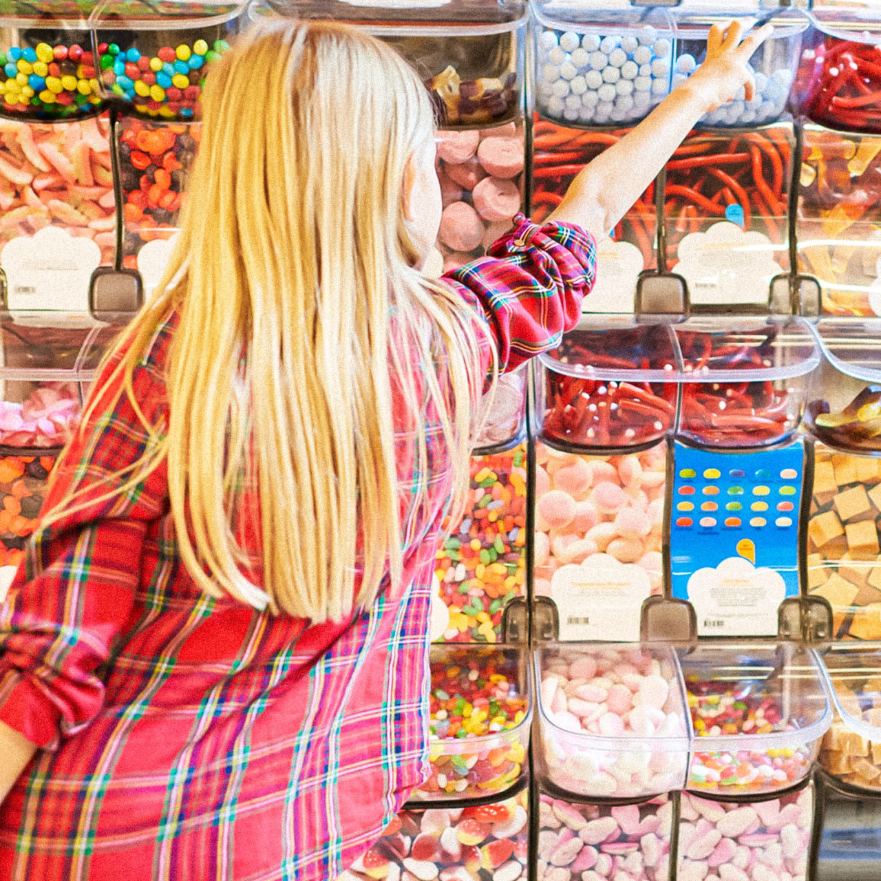 Любовь дочери к сладкому привела папу к выигрышу в 700 тыс Житель Великобритании Валдет Бужупи никогда не покупал лотерейные билеты но в тот день его трёхлетняя дочь захотела сладкого и повела отца в магазин На кассе он решил взять билет для пробы и сорвал джекпот Мы все на седьмом небе от счастья а дочь теперь не просто моя принцесса а настоящая королева поделился счастливый отец   маленькая королева большой удачи НМШ