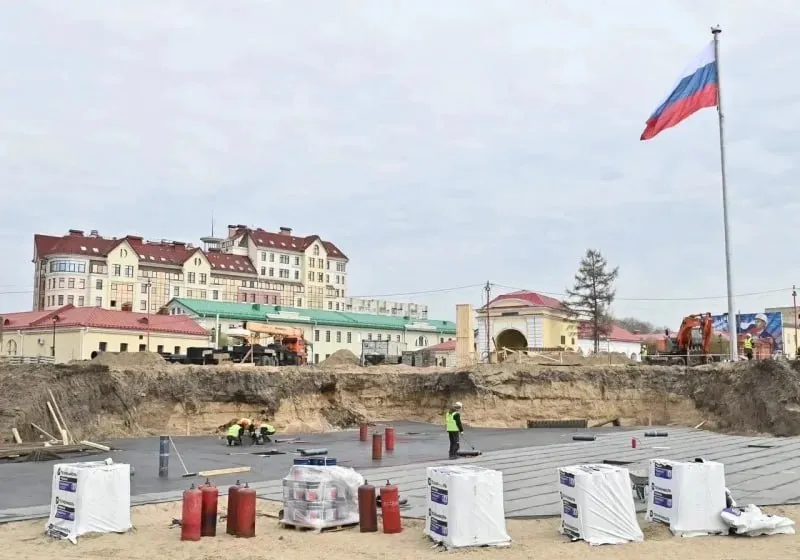 Набережную у Омской крепости обновят к осени Как отметил губернатор Виталий Хоценко работы по благоустройству набережной реки Иртыша идут по графику сейчас ведётся берегоукрепление и подготовка основания под ключевой элемент проекта фонтан Проект реализуется совместно со Сбером и предусматривает комплексное обновление территории прогулочные зоны велодорожки площадки для отдыха и спорта а также озеленение Завершить работы планируется осенью БК55 в MAX