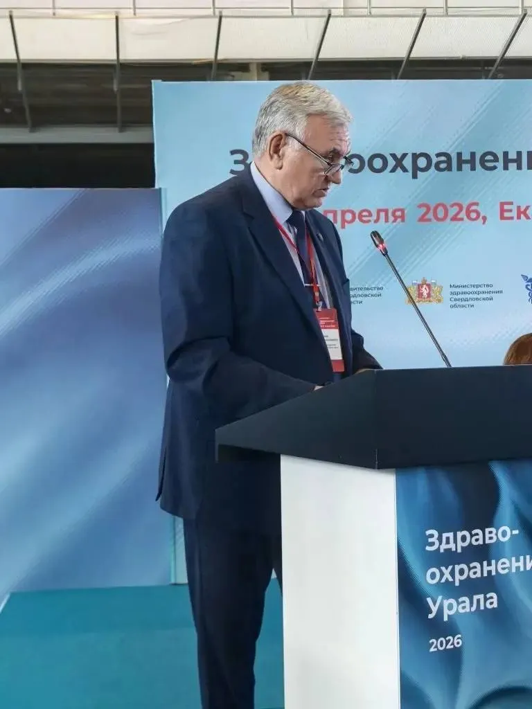 Заместитель Председателя Правительства региона Александр Лукьянов презентовал производственный научный и санаторно курортный потенциал Алтайского края С 15 по 17 апреля в Свердловской области проходит VII специализированная выставка форум Здравоохранение Урала 2026 посвящённая современным решениям в сфере медицины и реабилитации здоровому питанию сообщает Правительство Алтайского края Сегодня 15 апреля на площадке МВЦ Екатеринбург Экспо заместитель Председателя Правительства региона Александр Лукьянов на пленарном заседании выставки форума выступил с докладом Использование производственного научного и санаторно курортного потенциала Алтайского края в обеспечении здоровьесбережения населения и технологий долголетия Модератором встречи стала журналист телеведущая ведущая информационной программы Время на Первом канале Екатерина Андреева Александр Лукьянов отметил что в настоящее время вопрос здоровьесбережения населения особенно актуален Создаются продукты питания с полезными свойствами которые помогают сохранить здоровье Алтайские производители предлагают широкий ассортимент лекарственных средств БАДов функциональных продуктов питания косметических средств а также лучшие традиционные продукты региона ставшие брендами сыры мед растительные масла крупяные макаронные и кондитерские изделия пантовую и фитопродукцию безалкогольные напитки Отмечалось что научно технологическое развитие Алтайского края включает в себя проведение исследований и разработок направленных на создание новых отечественных продуктов и технологий В регионе утверждены более 10 приоритетных направлений инновационной деятельности такие как производство и переработка сельскохозяйственного сырья биотехнологии синтез и производство лекарственных средств и пищевых добавок химия и новые материалы индустрия наносистем и материалов информационные системы и технологии Подробнее на сайте Алтайпищепрома ТГ ВК ОК MAX