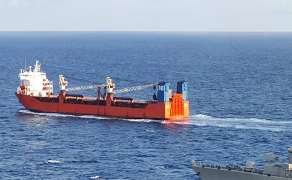 Шведские таможенники и сотрудники береговой охраны задержали российский контейнеровоз Adler находящийся под санкциями пишет Expressen со ссылкой на таможню Шведские представители поднялись на борт судна после того как оно в ночь на 21 декабря встало на якорь в территориальных водах Швеции у города Хёганес По данным властей судно не подало обязательную таможенную декларацию пояснил Хёглунд Он уточнил что проверка судна продолжается Фото EUNAVFOR MED X РБК в Telegram и MAX