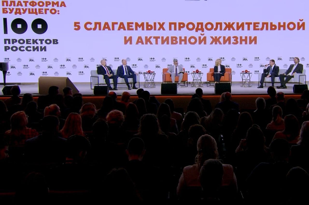 Сегодня в Национальном центре Россия в Москве прошла панельная дискуссия в рамках программы Платформа будущего 100 проектов России Человек Ключевым спикером стала вице премьер Татьяна Алексеевна Голикова Доложил о том как в Тамбовской области создаются условия для продолжительной и активной жизни В 2025 году мы провели реновацию существующих Центров здоровья их сейчас три для взрослых и один для детей В ближайшее время планируем открыть еще два а также региональный центр Мужское здоровье на базе новой поликлиники на севере Тамбова Задача заключается не только в увеличении охвата жителей для выявления факторов риска развития болезней но и что самое главное в комплексной коррекции этих факторов С этого года наши Центры здоровья активно внедряют выездные формы работы на предприятиях активно взаимодействуют с высшими и средними учебными заведениями Продолжим создавать в Тамбовской области условия для ведения здорового образа жизни включая развитие инфраструктуры для массового спорта Чтобы все наши жители могли сохранить здоровье на долгие годы Важнейшим моментом здесь безусловно является доступность и качество медицинских услуг работа системы здравоохранения в целом При поддержке Президента Владимира Владимировича Путина решается вопрос с поставкой машин скорой помощи в 2026 году в регион поступят 50 новых автомобилей С участием федерального центра ищем возможности по строительству больнице в Кирсанове Продолжу работу и по наведению порядка с поставкой лекарств для льготников Мой официальный канал в мессенджере MAX