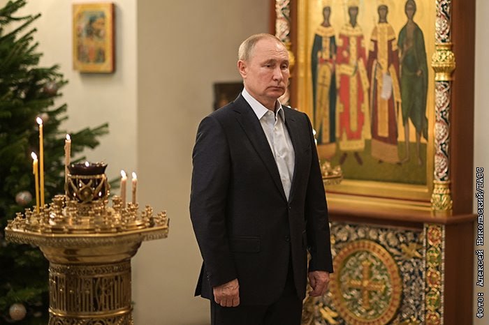 Патриарх Московский и всея Руси Кирилл заявил что его отец крестил президента России Владимира Путина Владимир Владимирович жил недалеко от Преображенского собора в городе Петербурге в тогдашнем Ленинграде где служил мой отец И оказывается потом это узнали и доказали что именно мой отец крестил Владимира Владимировича рассказал патриарх во время проповеди после Божественной литургии в столичном Даниловом монастыре
