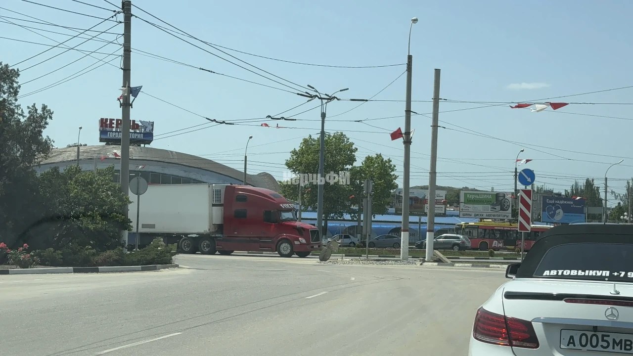 На кольце около автовокзала частично перекрыли одну полосу дороги  В Керчи на кольце около автовокзала было частично ограничено движение транспорта по одной полосе. Это связано с тем, что коммунальщики разрыли дорожное полотно. Яму быстро засыпали щебнем, вот только асфальт еще не уложили, - передает КерчьФМ.      Перед препятствием были установлены предупреждающие дорожные знаки... подробнее