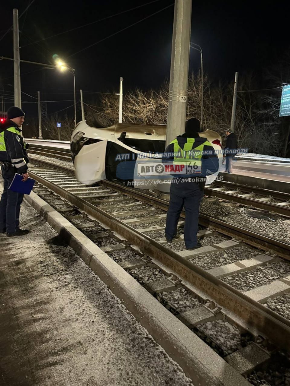 На улице Интернациональной в Курске произошло серьезное ДТП. Автомобиль вылетел на трамвайные пути и врезался в столб. Обошлось без пострадавших, машина получила механические повреждения, сообщили в областной ГАИ.  Сегодня на дорогах очень скользко, будьте аккуратнее!  Фото: Автокадр_46