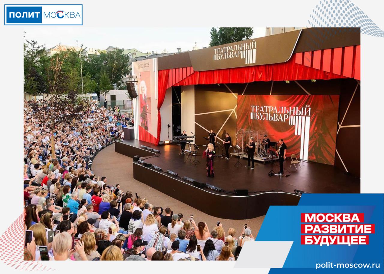 Театральный бульвар в Москве рассказали об одном из главных культурных событий 2025 года 92 дня 14 площадок и три тысячи часов театральной программы Международный открытый фестиваль Театральный бульвар стал одним из главных культурных событий Москвы в 2025 году Этим летом он объединил в городе тысячи артистов и привлек более 1 5 миллиона зрителей Об этом рассказала Наталья Сергунина заместитель Мэра Москвы Фестиваль впервые прошел в 2024 м Изначально предполагалось провести четырехнедельный театральный марафон однако после его открытия 15 июля интерес публики оказался настолько высоким что по просьбам зрителей программу продлили до конца лета По итогам проект получил сразу три награды на церемонии вручения национальной премии Событие года Гран при в номинации Социокультурное событие года первое место среди Лучших городских праздников и второе место в категории Культурное событие года Учитывая отзывы москвичей и туристов в 2025 м мы решили расширить проект и запланировать его на весь летний сезон Для сравнения один из старейших в мире театральных фестивалей в Авиньоне в этом году длился меньше месяца А московский Театральный бульвар проходил с 1 июня по 31 августа став самым продолжительным театральным фестивалем в мире В общей сложности на нем побывали больше 1 5 миллиона человек отметила Наталья Сергунина ПолитМосква Подписаться