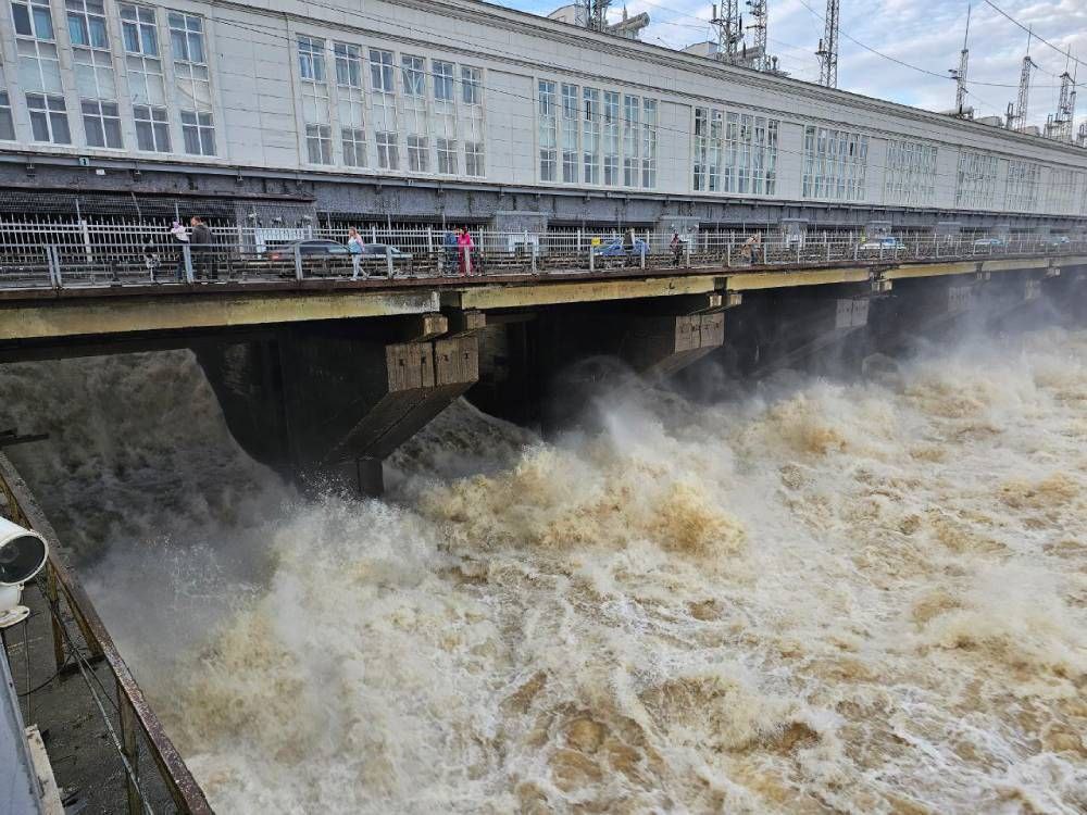 Вырос приток воды в Камское водохранилище Приток воды в Камское водохранилище, по данным на 9 мая, достиг 10,8 тыс. куб. м /с. Этот показатель превысил среднегодовой максимум, но чуть меньше уровня 2022 года. Синоптики прогнозируют сохранение значительного притока воды в течение второй декады мая с учетом дождей в Прикамье. О повышенном притоке воды в водохранилище Камского бассейна сообщается и на сайте Росводресурсов. Однако в федеральном агентстве заявляют, что приток в этом году ожидается в пределах нормы. Источник ЧП Пермь Прислать новость