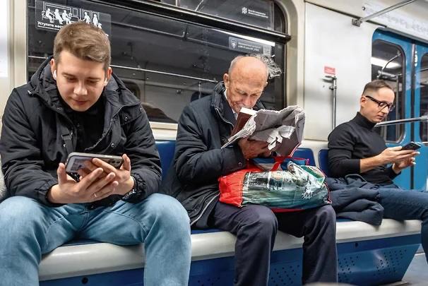 Средняя скорость мобильного интернета в московском метро в этом году достигла 94 7 Мбит с это больше чем год назад но меньше пикового значение 2023 года Достичь его пока сложно в том числе из за сокращения использования Wi Fi пассажирами что повышает нагрузку на сети Операторы говорят что объем трафика в метро вырос на 12 20 а сами они продолжают обновлять оборудование При этом пока полностью отказаться от Wi Fi в метро невозможно говорят эксперты Telegram Дзен MAX