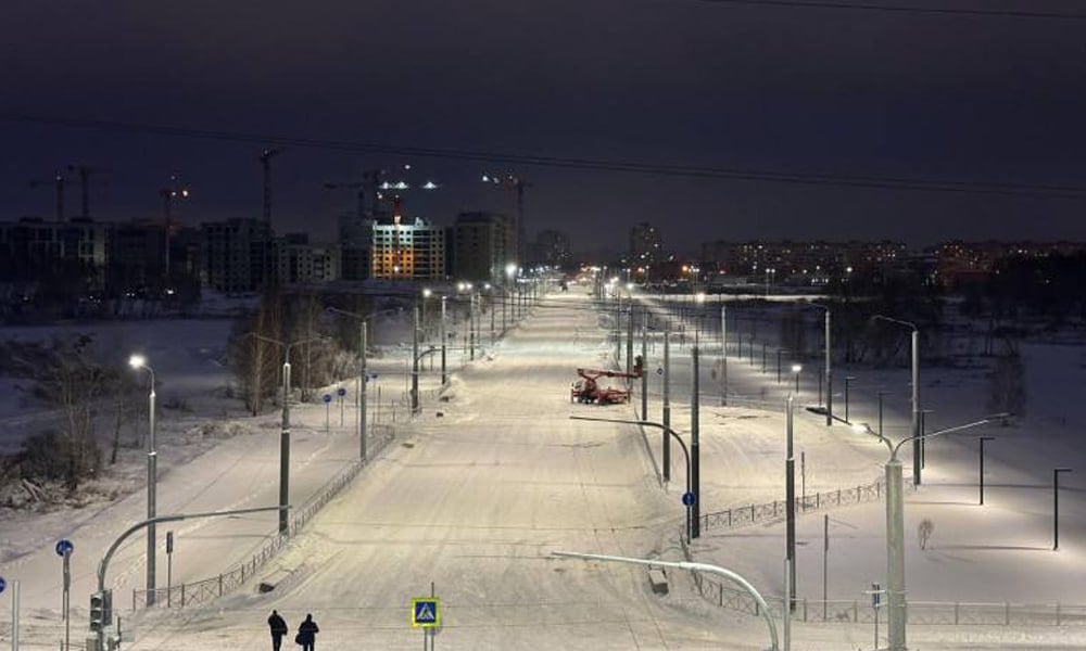 В Омске открылась новая автомобильная дорога  Завершено строительство четырёхполосной дороги по улице Дергачёва от ул. Волгоградской до ул. Верхнеднепровской. Её протяжённость составляет 945 метров.  Дорожный участок с устройством контактной троллейбусной сети и разворотной площадки открыт для движения транспорта. Проезжая часть оборудована четырьмя светофорами и ливневой канализацией.