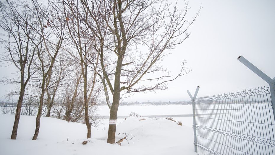 Участок на берегу Ижоры продали в 6 раз дешевле кадастра и этим заинтересовалась прокуратура В Тосненском районе Ленобласти разгорается земельный спор Прокуратура требует отменить сделку по продаже крупного участка 39 тысяч квадратов на берегу Ижоры прямо с постройками и видом на воду Компания Озерки с 2015 года арендовала эту землю под спортивную базу Построила три коттеджа гостиницу админку всё официально ввели в эксплуатацию летом 2025 го А потом выкупила участок Но цена смутила надзорное ведомство Кадастровая стоимость земли 15 46 млн рублей А продали её за 2 32 млн Разница почти в 7 раз И это при том что участок теперь хотят перевести в зону жилой застройки до 9 этажей а значит его реальная цена может вырасти ещё сильнее Имели ли право муниципалы давать такой дисконт узнаете в материале ДП Валентин Беликов ДП Подписаться на ДП в Telegram MAX