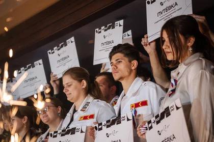 Летний трудовой сезон открыли студенческие отряды в ДНР В Донецкой Народной Республике дан старт программе «Трудовое лето 2025», которая ознаменовала собой начало летнего сезона работы для студенческих отрядов. В третьем трудовом семестре примут участие свыше 600 учащихся школ и студентов Республики. Об этом сообщили в пресс-службе Студенческих отрядов ДНР РСО . Важность этого события подчеркнул министр молодежной политики ДНР Кирилл Макаров.