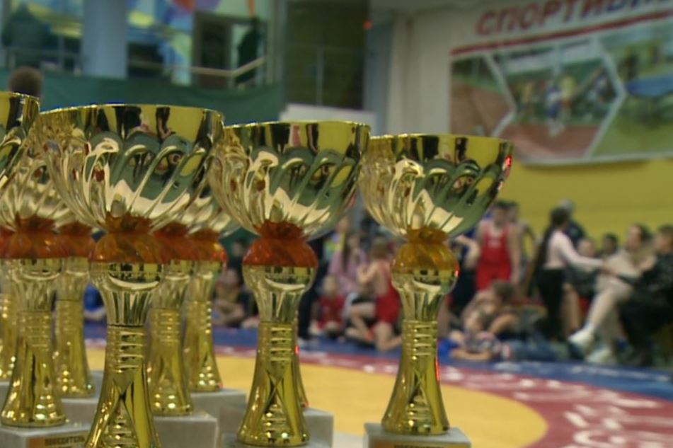 Орловские борцы завоевали пять наград на первенстве ЦФО в Смоленске Престижные соревнования проходили с 15 по 18 января участие приняли около 250 спортсменов из 17 регионов ЦФО В областном Департаменте спорта отметили сборная Орловской области показала отличный результат вернувшись домой с пятью медалями И вот имена призеров Серебро Кирилл Мележеев весовая категория до 45 кг Бронза Юсиф Шахмерданов до 51 кг Серебро Алексей Городничев до 65 кг Бронза Степан Ходаченко до 80 кг Бронза Диана Шереметьева до 61 кг Perviy Oblastnoi Мы в МАХ