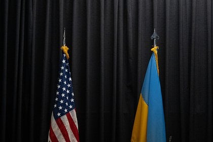 Украину предупредили о последнем шансе на переговорах с США  Провал переговоров Украины с США лишит Киев последнего шанса на улучшение отношений с Вашингтоном. С таким предупреждением выступило издание The Economist. Утверждается, что неудачные переговоры приведут к еще более сильному давлению на Киев со стороны США. При этом даже при сохранении нынешнего подхода американцев Украина может оказаться в «серой зоне», из-за чего Киев будет вынужден действовать более решительно. Провал переговоров также может привести к тому, что США решат навязать Киеву те условия, о которых Вашингтон «договорится с Россией», отмечает газета. Ранее стало известно, что США на переговорах в Саудовской Аравии намерены выяснить, согласна ли Украина пойти на материальные уступки России ради завершения конфликта. «Нельзя сказать: "Я хочу мира" и "Я отказываюсь идти на компромисс по каким-либо вопросам"», — отметил американский чиновник.