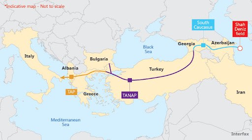 Азербайджан начал прямые поставки трубопроводного газа в Германию и Австрию С января 2026 года начались поставки газа покупателям в Австрии и ФРГ говорится в сообщении пресс службы SOCAR При этом в государственной нефтегазовой компании республики не раскрыли сроков и объемов поставок Видимо деликатный вопрос Более года назад кулуарно но на высоком уровне обсуждалась схема по продаже российского газа в ЕС на определённом этапе топливо становилось бы по документам азербайджанским тем самым обходя все санкции  Однако затем отношения с республикой бывшего СССР а ныне во многом сателлитом Турции резко ухудшились и схема канула в Лету Для справки Южный газовый коридор протянулся на 3 5 тыс км от Баку до юга Италии через Грузию Турцию Грецию и Албанию Он представляет собой интегрированную систему трубопроводов включающую также Южно Кавказский и Трансанатолийский газопроводы Его пропускная способность составляет 16 млрд куб м газа в год Основным источником сырья для ЮГК считается месторождение Шах Дениз в Азербайджане с запасами 1 2 трлн куб м Подписаться Верным курсом