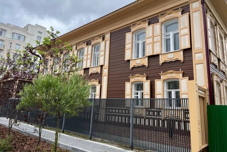 В Тюмени к централизованному теплоснабжению подключат 36 новых объектов   В этом году энергетики подключат новые школы, больницы и жилые комплексы. Специалисты УСТЭК за полгода уже завершили присоединение 15 из них. Это восемь жилых домов, шесть нежилых зданий и социальный объект, рассказали в пресс-службе компании.    Среди уже присоединенных объектов здание по адресу ул. Осипенко, 25 — памятник архитектуры XIX века, ранее принадлежавший тюменскому торговцу рыбой Петру Трофимову. Также в числе планируемых к подключению объектов школа на ул.Красных Зорь для детей с ОВЗ и школа в микрорайоне Ямальский-1.  Дарим билеты на концерт Егора Крида