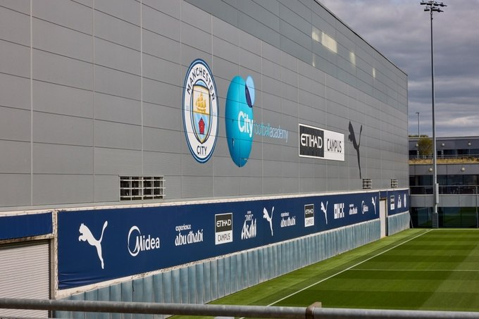 Один из футбольных клубов из Узбекистана может войти в систему City Football Group CFG крупнейшей в мире спортивной холдинговой компании владеющей английским клубом Манчестер Сити Руководство Национального Олимпийского комитата и Ассоциации футбола Узбекистана провели переговоры с CFG о перспективах интеграции одного из местных клубов Также стороны обсудили внедрение опыта Манчестер Сити в Национальном футбольном центре построенном в Юкоричирчикском районе Ташкентской области www spot uz ru 2025 08 23 city group Telegram Instagram YouTube