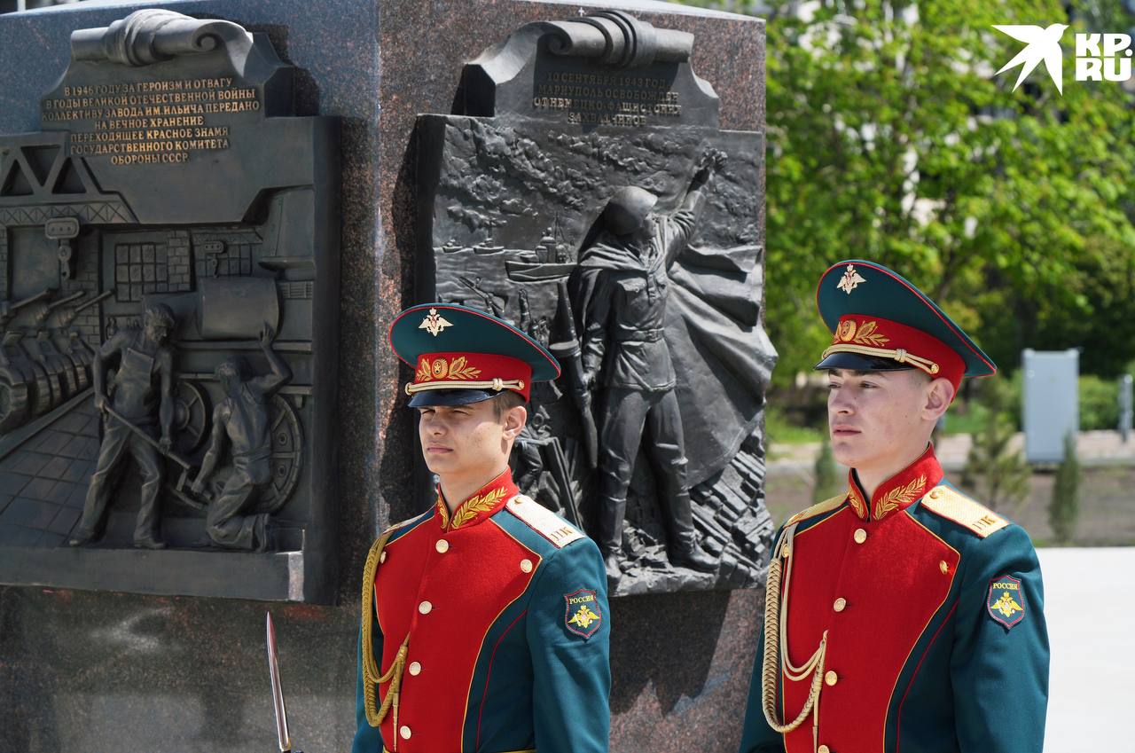 Над возрождающимся Мариуполем, городом, опаленным огнем сражений, но не сломленным духом, возвысилась стела – символ воинской славы и несгибаемой воли. Торжественная церемония открытия стала важной вехой в истории города. Почтить память героев и разделить радость этого события прибыли губернатор Санкт-Петербурга Александр Беглов, Глава ДНР Денис Пушилин и глава администрации Мариуполя Олег Моргун.