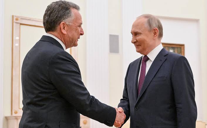 Уиткофф заявил что Путин во время встреч всегда был честен с ним Об этом он рассказал в интервью Fox News Он всегда был со мной честен Когда я это говорю меня тут же начинают критиковать но это точное утверждение Он мне рассказал о своих красных линиях Знаете меня критиковали за то что я восемь раз ходил к нему на встречи Как можно заключать сделку с человеком не зная его позиции Мне нужно было понять его мотивы цели и так далее И я действительно думаю что многие из этих встреч сейчас становятся очень важными Мы понимаем их позицию И я не думаю что украинцы не согласны с нашими оценками Поэтому я считаю что эти встречи были важны и надеюсь мы завершим всё это дело Подпишись RogandarNEWs мы в MAX