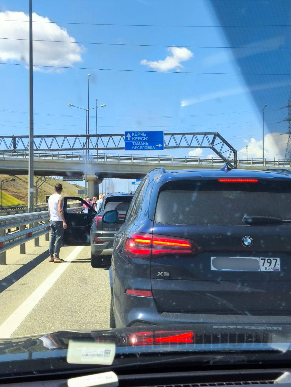 Очередь на Крымском мосту растянулась на 10 километров  По словам местных жителей, такого наплыва не было с момента открытия курортов после пандемии.   Поток отдыхающих движется в сторону Ялты, Алушты, Судака, Севастополя и других городов — пляжи и палаточные лагеря уже забиты под завязку.  Может лучше в Турцию?    media
