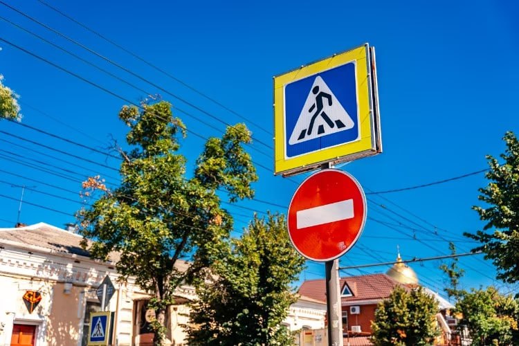 Схема движения транспорта изменится из за фестиваля Гриль Рест Фест в Краснодаре Временные ограничения будут действовать с 26 по 28 сентября с 06 00 до 22 00 Транспортные потоки перенаправят в обход участка от ул Воронежской до въезда на событийную площадку на ул Обрывная 137  Данную территорию также освободят от припаркованных авто и установят соответствующие дорожные знаки Для удобства краснодарцев усилят работу трамвайных маршрутов 6 7 12 и 22 будет увеличено количество подвижного состава и сокращён интервал движения Отправление последних вагонов 6 7 22 от конечной остановки Ул им Димитрова будет организовано с 22 30 до 22 40 сообщает пресс служба мэрии Краснодара Фото Кубань Информ Отправить новость Подписаться