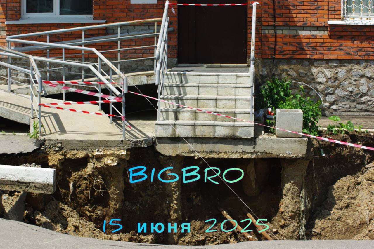 Прокуратура добралась до завалов на Крещенской Выяснилось, что причиной аварии стала неисправность трубопровода, установленного несколько лет назад застройщиком ООО «ГазАвто». После банкротства компании вопрос о принадлежности объекта коммунальной сети администрацией города не решен. Прокуратура внесла в мэрию представление с требованием устранить нарушения и привести в надлежащее состояние трубопровод и асфальт. На днях была информация, что мэрия подключилась к ремонту, дорогу к подъездам на улице Крещенской Северный микрорайон заделали, но не до конца. Видимо, 2 месяца мало для такой работы, или просто все дорожники ремонтируют Проспект. На видео, как вы можете наблюдать, открылся настоящий гейзер и заодно затопило подвал. Сам дом вполне свежий - 2017 года постройки. Раньше на этом месте был овраг, в который после дождей стекала вода со всех окрестностей. И он постоянно дает о себе знать. / реклама