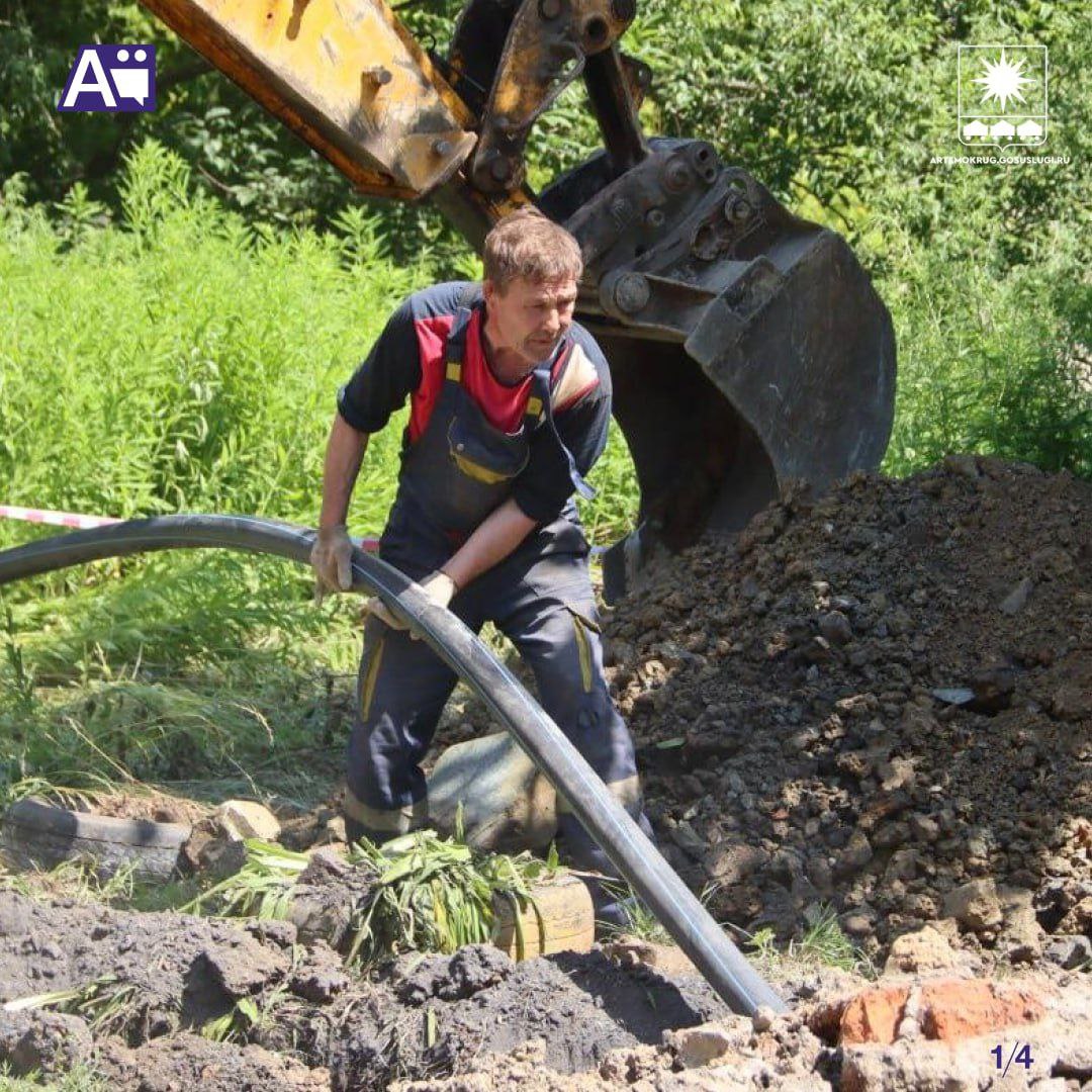В Артёме продолжатся подготовка к отопительному сезону Как рассказали в администрации АГО, ресурсоснабжающие организации продолжают готовить объекты теплоснабжения к предстоящему отопительному сезону. Тепловики обновляют сети, выполняют опрессовку систем, меняют оборудование. Так, в посёлке Заводском на улице Михайловская, 7/1 АО ДГК производит замену трубопровода. Подрядчик до середины августа планирует заменить порядка 130 метров труб, что позволит улучшить теплоснабжение в этом районе. После окончания ремонта на участке будет выполнено благоустройство территории. Всего организацией до начала нового отопительного сезона будет заменено около 2 километров теплосетей. На улице Есенина, 42 АО «Примтеплоэнерго» устанавливает автоматизированную модульную котельную. Также здесь тепловики заменили 100 метров старого трубопровода на новые трубы из изопрофлекса. По словам тепловиков, это позволит оптимизировать и улучшить подачу тепла в дома жителей. Обновили сети теплоснабжения и на улице Ангарской в районе домов №2, 4, 6. Здесь заменено около 300 метров труб.