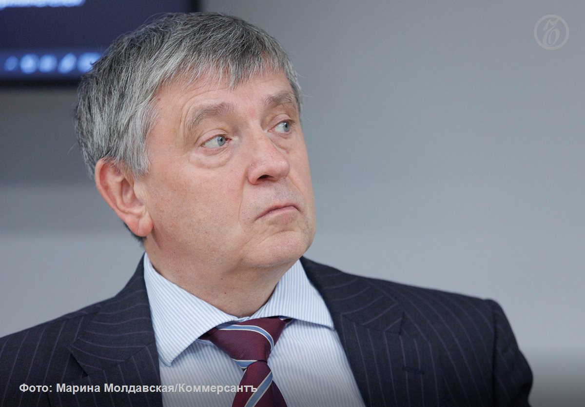 Бывший ректор Уральского федерального университета УрФУ Виктор Кокшаров утвержден на должность президента университета. Как сообщили в пресс-службе вуза, приказ об этом подписан Министерством науки и высшего образования РФ. Виктор Кокшаров возглавлял УрФУ с момента его основания в 2010 году. С апреля 2025 года он руководил университетом в должности и.о. ректора. В конце мая главой вуза стал директор Института радиоэлектроники и информационных технологий-РТФ ИРИТ-РТФ университета Илья Обабков. Подписывайтесь на «Ъ-Урал»
