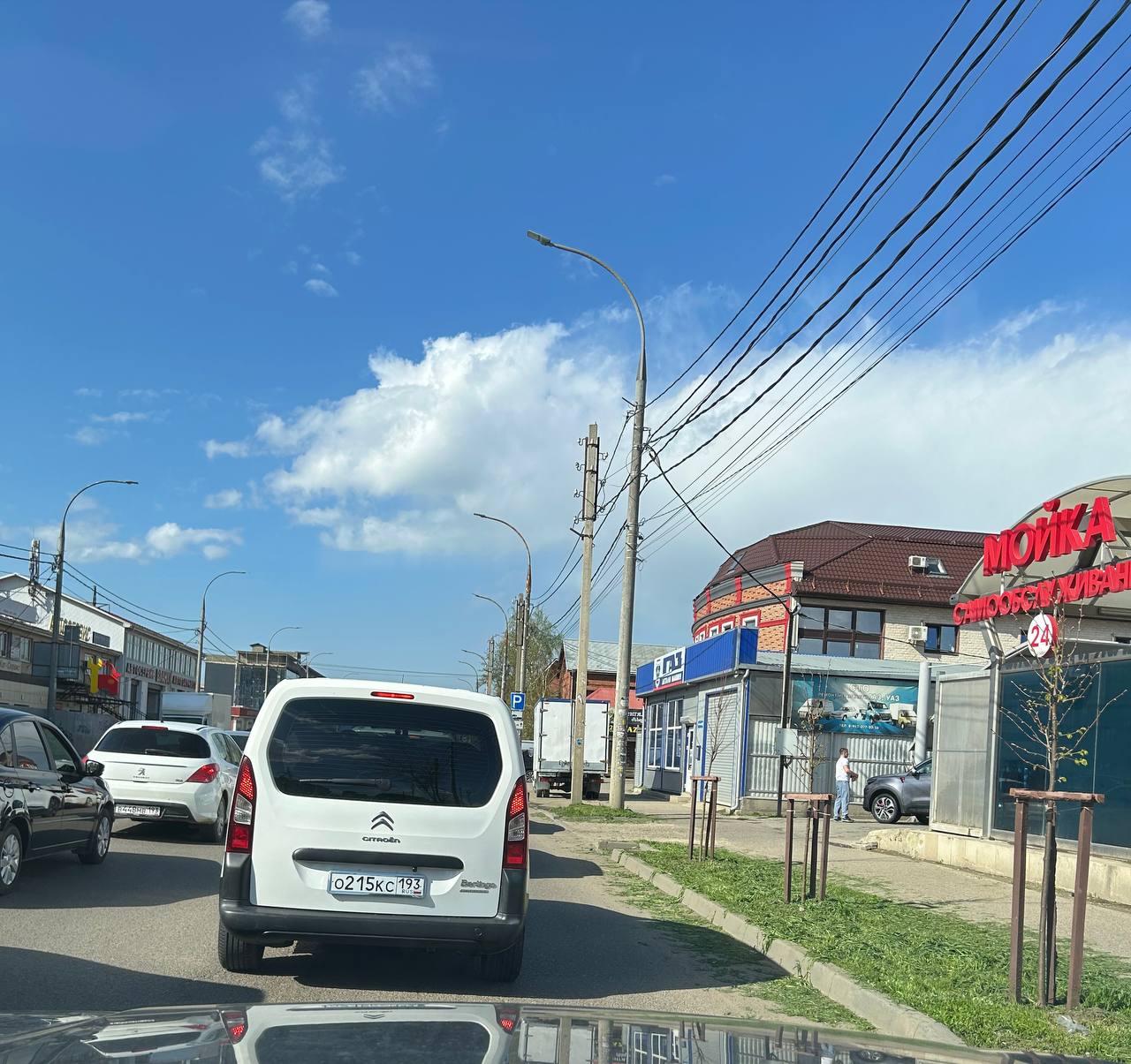 На ул. Российской сегодня коммунальные службы наводили порядки, косили сорную растительность. Ранее, мэр Краснодара Евгений Наумов сообщал, что на магистральных улицах косить траву будут один раз в апреле, по два раза в мае и июне. На всех остальных территориях - по разу в месяц. /фото/