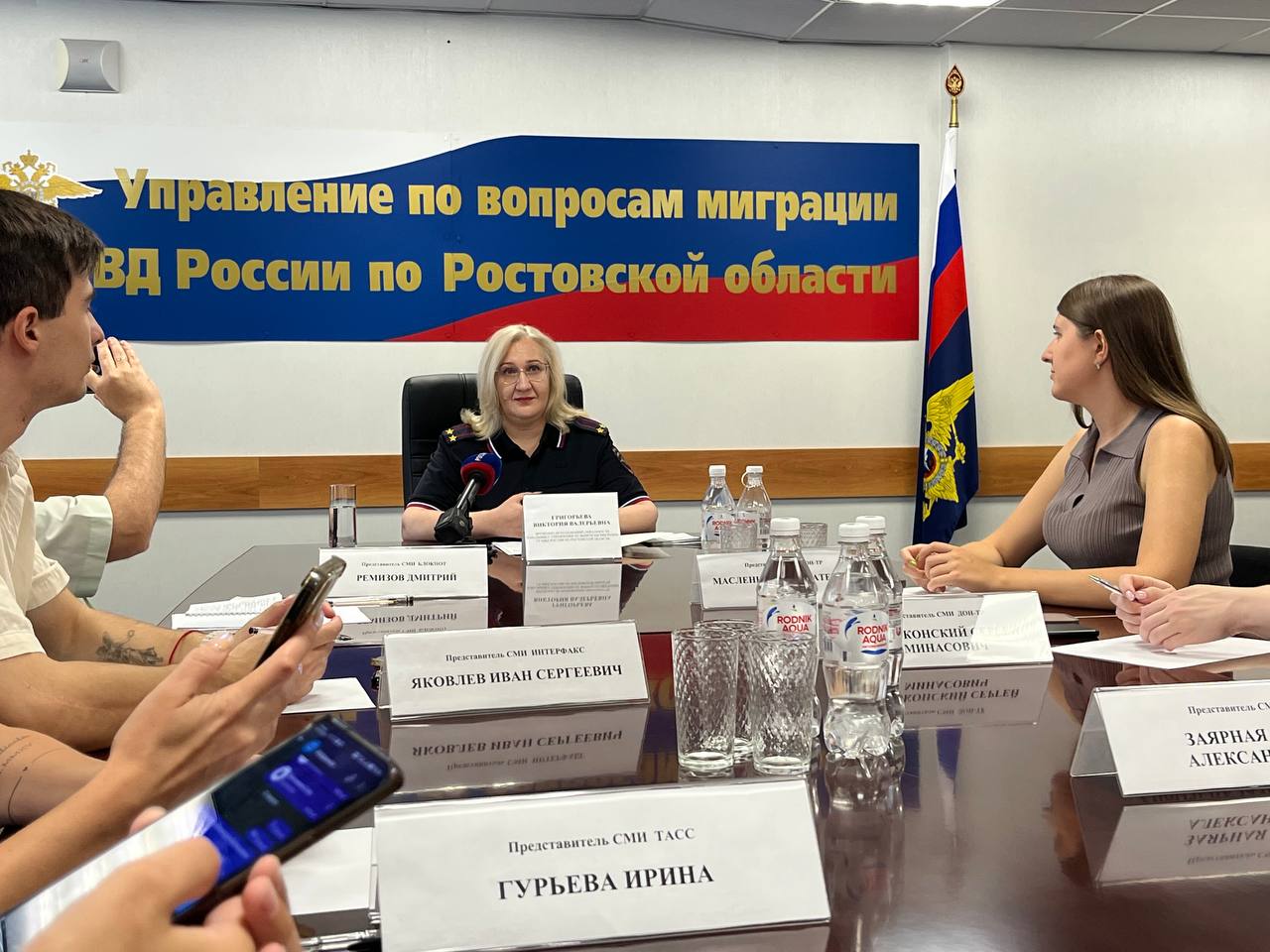 Донская полиция предложила запретить работу мигрантов в службах доставки и такси в Ростовской области В донском регионе иностранным гражданам могут запретить работать в службах такси и доставки Об этом сообщили врио начальника Управления по вопросам миграции ГУ МВД России по Ростовской области Виктория Григорьева Сейчас в регионе действуют только два запрета на привлечение трудовых мигрантов для работы в фитнес центрах и деятельности связанной с драгоценными металлами Руководством донского главка МВД России выдвинуто предложение к врио главы региона о запрещении привлечения мигрантов на территории субъекта в таких сферах деятельности как сухопутный и трубопроводный транспорт почтовая связь и курьерская доставка рассказала Виктория Григорьева Также по словам врио начальника управления миграции в регионе для мигрантов установлен налоговый сбор размер которого составляет около шести тысяч рублей Рассматривается возможность дальнейшего увеличения этой суммы до девяти тысяч Южная служба новостей