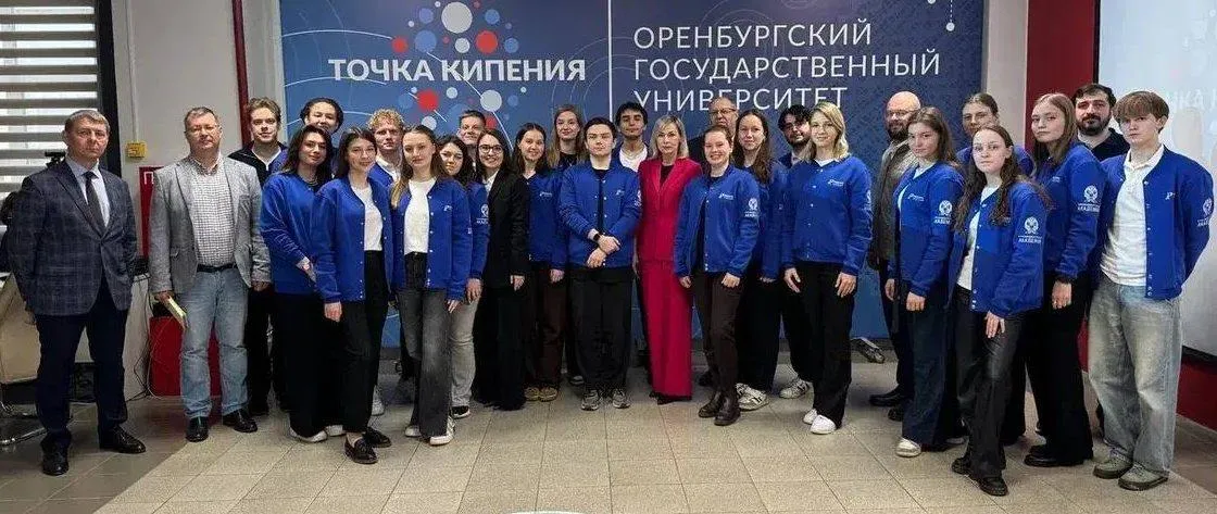 Студенты программы РЕСУРС России предложили идеи по решению актуальных управленческих задач научно технологического развития Студенты 3 курса программы РЕСУРС России посетили Оренбургскую область с образовательным выездом им предстояло включиться в реальную работу над научно технологическим развитием региона который обладает значительным потенциалом для роста и ставит перед собой амбициозную задачу войти в топ 20 рейтинга НТР к 2030 году посетили высокотехнологичное предприятие АО Завод Инвертор где производят электрооборудование нового поколения с использованием микропроцессорных систем управления сходили в Музей истории Оренбурга узнали о прошлом Оренбуржья основании крепости и восстании Емельяна Пугачёва именно эти события изучал Пушкин во время своего визита в город для написания Капитанской дочки Каждый блок выездной программы помог в разработке точечных решений по вопросам научно технологического развития региона На площадке Оренбургского государственного университета ребята защитили проекты перед экспертами Студенты работали над следующими решениями внедрение института технологических брокеров и обновление механизма инновационных сертификатов чтобы упростить внедрение технологий для малого и среднего бизнеса концепция промышленного акселератора Техностарт56 в рамках которого решения разрабатываются прямо на производстве совместными усилиями студентов инженеров и отраслевых экспертов модель биомедицинского кластера с офисом трансфера технологий который будет превращать перспективные идеи лабораторий в конкурентоспособные продукты сопровождать заявки на гранты и соединять науку и бизнес Эксперты высоко оценили предложения студентов отметив их практическую применимость многие идеи могут лечь в основу дальнейших решений по реализации региональной программы НТР в рамках которой до 2030 года в Оренбуржье планируется увеличить финансирование науки вдвое нарастить долю высокотехнологичной продукции и в 2 5 раза увеличить количество патентов Научно технологическое развитие остаётся важным приоритетом для региона и участие молодых специалистов в этом процессе даёт надежду на смелые и прорывные решения МАХ ВК ДЗЕН