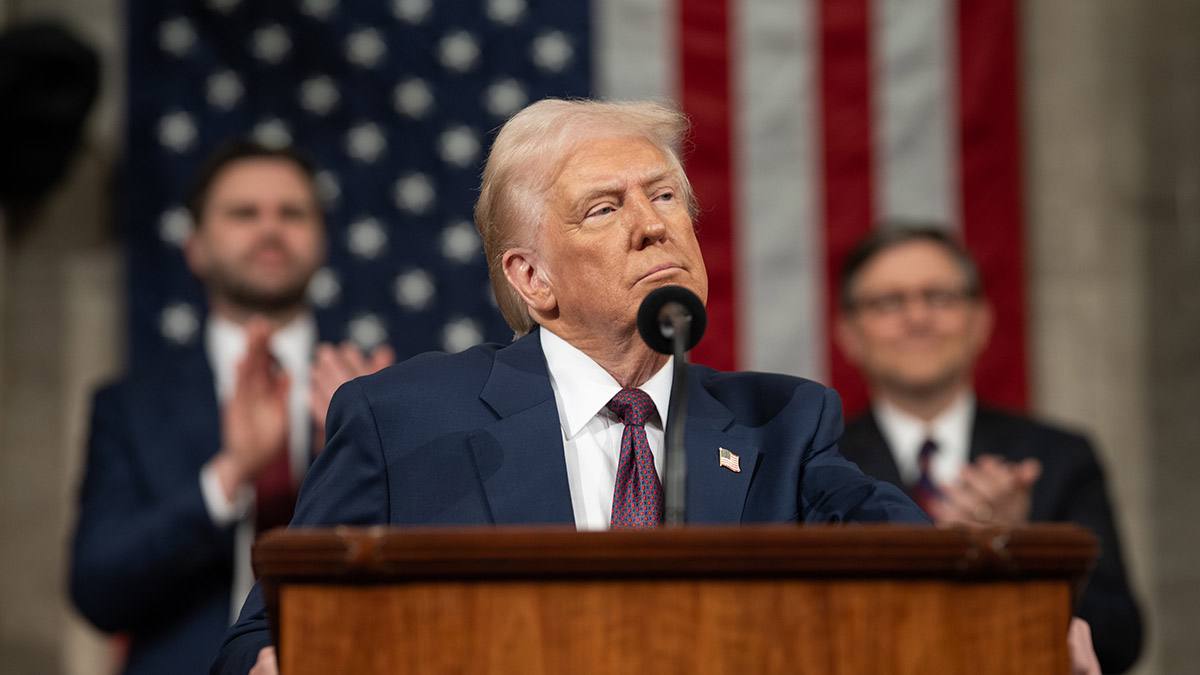 Трамп хотел бы заключить «сделку с Россией» Об этом президент США заявил на борту самолета, направляющегося на саммит НАТО в Нидерланды. Трампа попросили оценить формулировки коммюнике, которые сделают участники встречи в Гааге: «Я должен взглянуть на это. Но я бы хотел увидеть сделку с Россией».