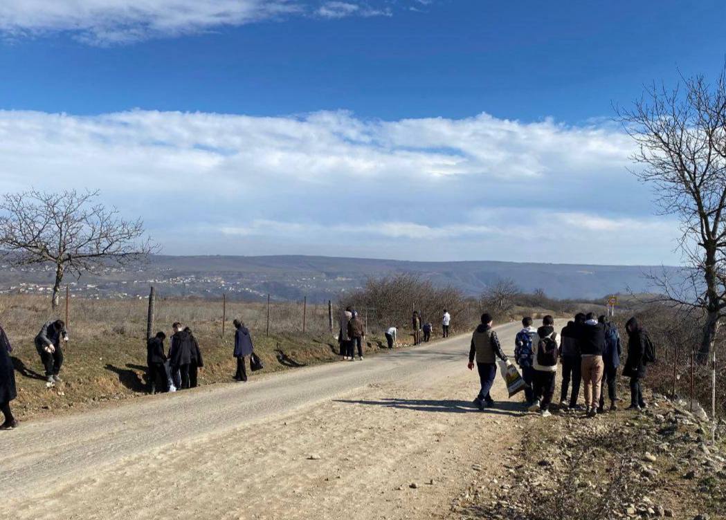 В Табасаранском районе прошел субботник по санитарной очистке и благоустройству территорий    В минувшую субботу в Табасаранском районе по поручению главы муниципалитета Магомеда Курбанова прошел субботник, в котором приняли участие коллективы организаций и учреждений, учащиеся школ, а также неравнодушные жители.   В ходе субботника его участники очистили от мусора парки, территории, прилегающие к общественным и административным зданиям, тротуары и обочины дорог, побелили бордюры. За каждой организацией был закреплен определенный участок, который они должны были привести в порядок.    В селах по обочинам дорог были убраны места скопления мусора. В райцентре очищены придорожные полосы, тротуары улиц, подметены площадки в скверах и парках. К работе была привлечена и техника, которая вывезла мусорные мешки с мест их сбора.  «Проведение субботников способствует созданию чистой и уютной среды для жителей района и повышению ответственности за состояние окружающей среды. Мы должны поддерживать чистоту и порядок наших улиц, парков, общественных территорий, облик наших сел, ведь это лицо нашего района. Нельзя допускать образование несанкционированных свалок. В каждом селе у нас устраиваются площадки для сбора ТКО, с которых мусор будет вывозиться на главный полигон. Вместе мы можем сделать наш район чище и красивее, и каждый из нас может внести свой вклад в это важное дело», - отметил Магомед Курбанов.     ВК     ОК