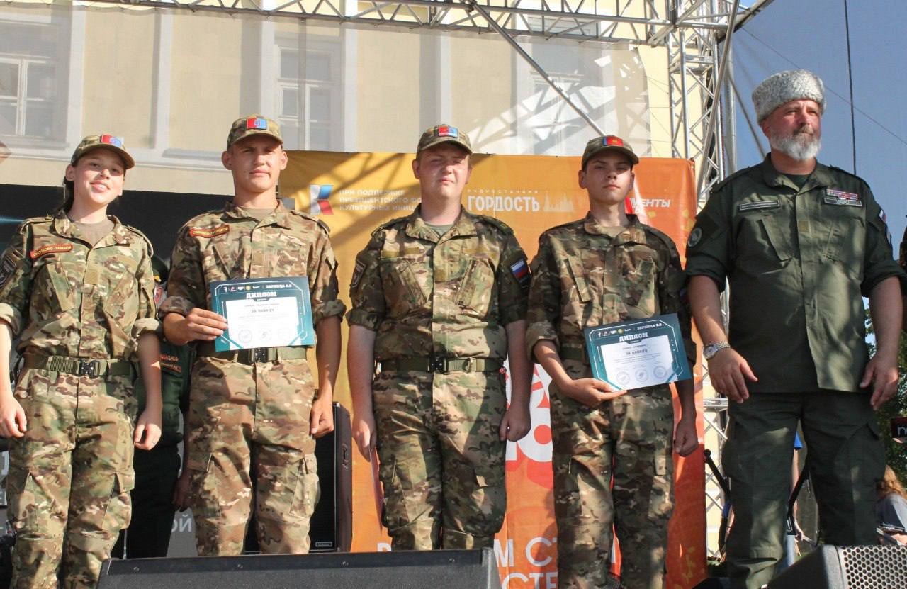 Команда Тамбова вышла в финал военно-патриотической игры «Зарница 2.0» В Костромской области завершился окружной этап военно-патриотической игры «Зарница 2.0» 16+ . Ребята совершенствовали навыки огневой и тактической подготовки, отрабатывали действия в условиях ЧС, осваивали управление БПЛА. Каждое испытание требовало не только физической выносливости, но и командной работы. Особых успехов добился тамбовский отряд «Сколково-Тамбов», ставший победителем в ключевой военно-тактической игре на местности. Блестяще выступила и командир отряда Мария Гришина, занявшая третье место в индивидуальном зачете среди руководителей команд. Об этом сообщили в министерстве образования Тамбовской области. Отметим, что все команды, успешно прошедшие окружные сборы, получили право участвовать в финале игры, который состоится в сентябре в Волгоградской области. 16+ министерство здравоохранения Тамбовской области