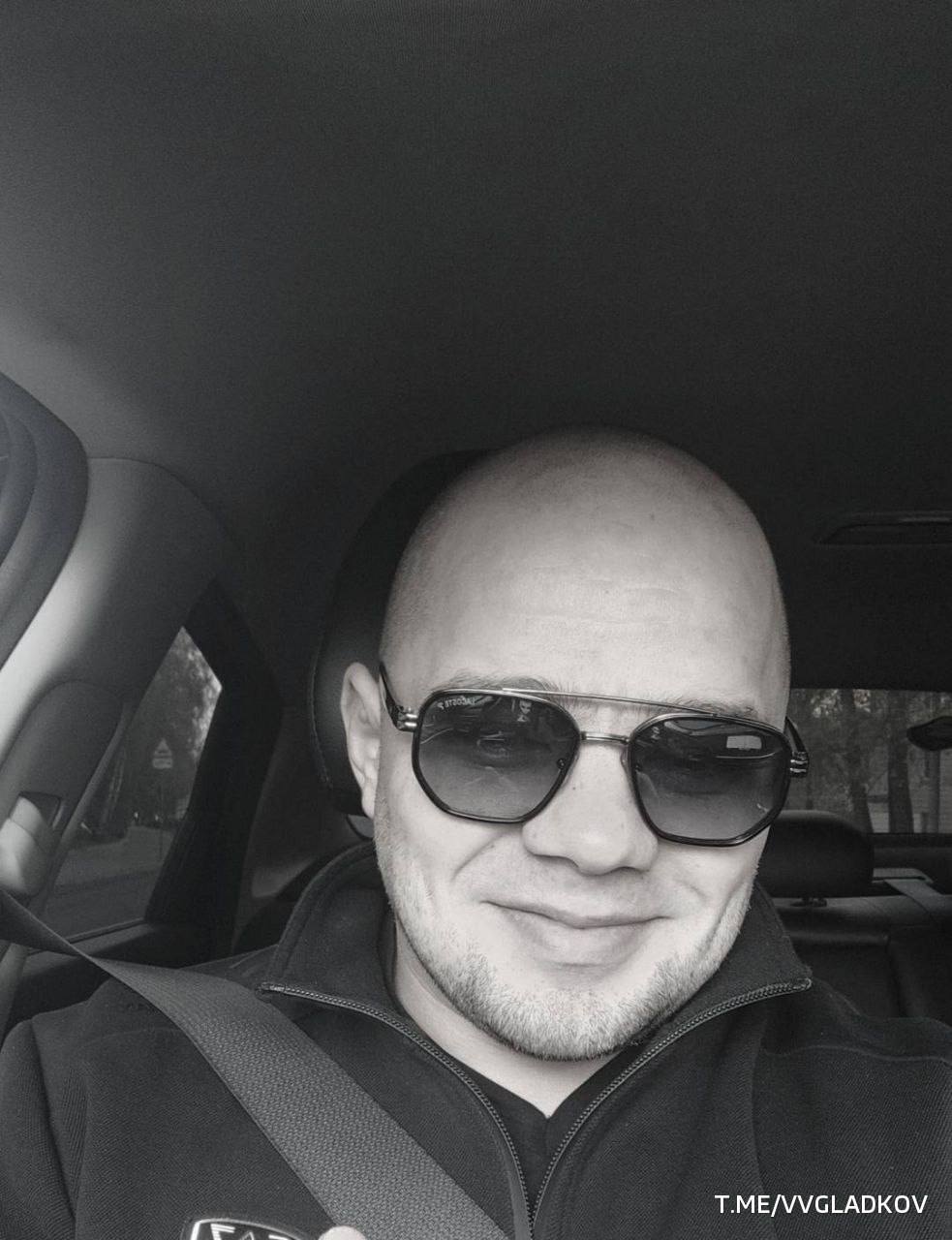 Помощник главы по безопасности Грайворонского округа Белгородской области погиб в результате атаки БПЛА Как сообщил губернатор области Гладков сегодня после удара по коммерческому объекту в селе Головчино Тимофей Тайлоков выехал на место прилета оценить последствия атаки и помочь жителям В этот момент дрон повторно атаковал парковку возле объекта Тайлоков скончался от полученных тяжелых ранений Дмитрий Никотин Подписаться