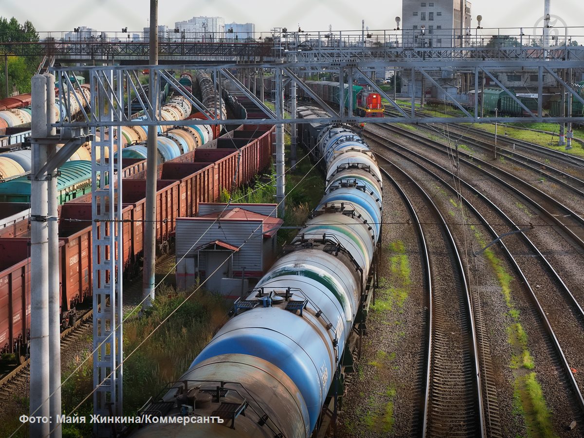 Погрузка на Октябрьской железной дороге в первом полугодии превысила 50 млн тонн  По итогам первого полугодия 2025 года на магистралях Октябрьской железной дороге было погружено в общей сложности 50,2 млн тонн грузов, что на 0,1% больше, чем в январе-июне прошлого года.  Как сообщили в пресс-службе ОЖД, за шесть месяцев года погружено 13,2 млн тонн  +9,2%  химических и минеральных удобрений, 12,2 млн тонн  +12,5%  руды железной и марганцевой, 5,3 млн тонн  -0,5%  нефти и нефтепродуктов и 86,1 тыс. тонн  +12,6%  зерна. В июне этого года погрузка на территории ОЖД составила 8,1 млн тонн — на 5,6% меньше, чем за май 2024 года.