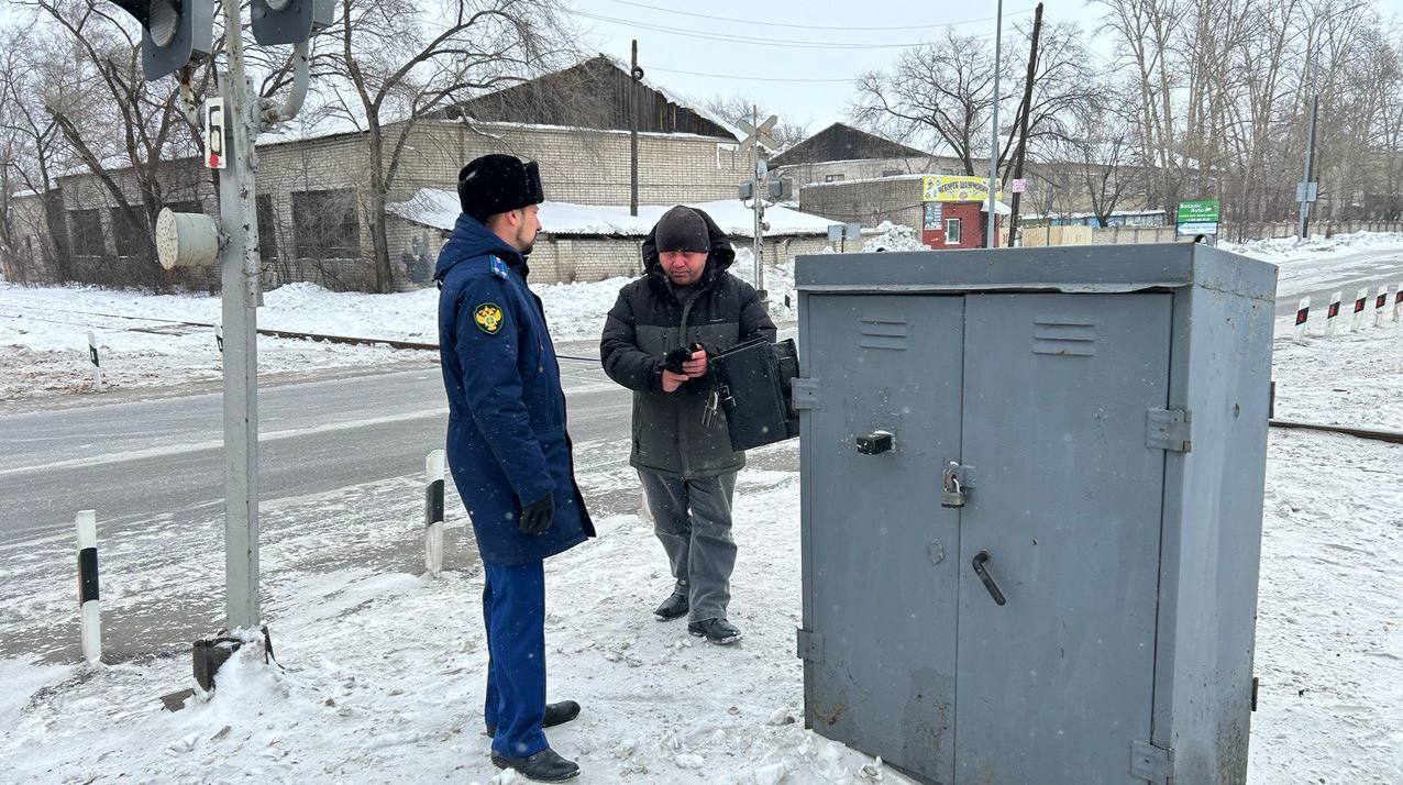 По требованию транспортной прокуратуры устранены нарушения на железнодорожном переезде в Благовещенске   Благовещенской транспортной прокуратурой по публикации в СМИ и в связи с поступившей жалобой проведена проверка соблюдения требований закона безопасности движения на железнодорожном переезде.  Установлено, что на регулируемом железнодорожном переезде по ул. Чайковского в городе Благовещенске Амурской области у посторонних лиц имелся доступ к щитку управления переездной сигнализации, что создавало угрозу безопасности движения.  ⏩Транспортный прокурор внес представление собственнику железнодорожного переезда, которое удовлетворено, нарушения закона устранены.   ⏩Световая и звуковая сигнализации на железнодорожном переезде приведены в соответствие, доступ посторонних лиц к блоку управления переездной сигнализации заблокирован.  #Амурскаяобласть #безопасностьнажд