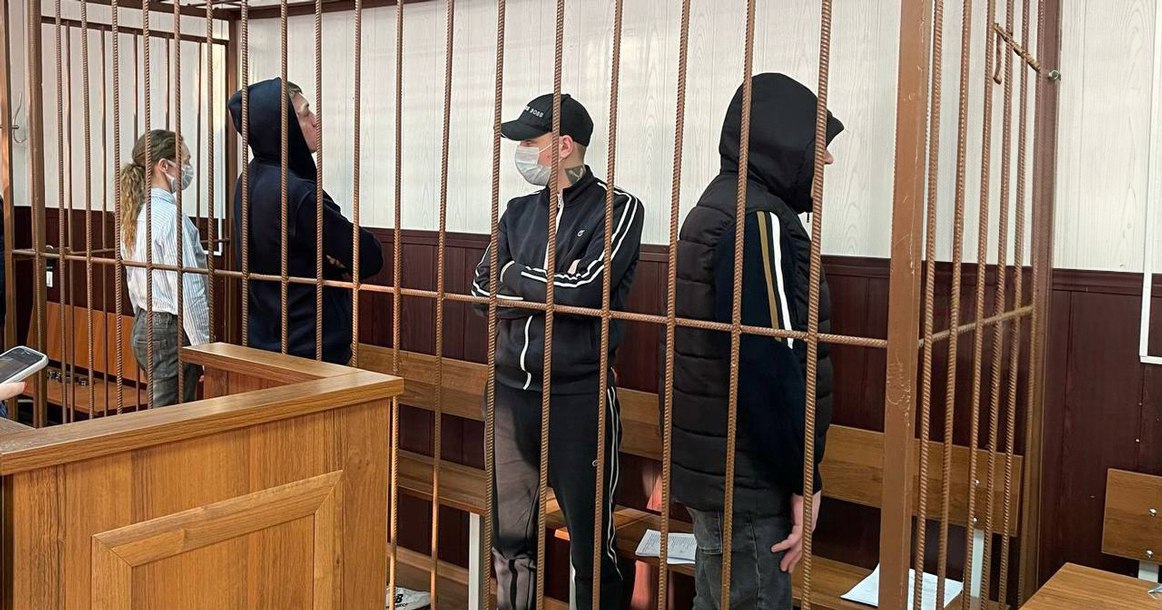 Прокуратура Москвы завершила расследование дела с квартирой Ларисы Долиной История с квартирой Ларисы Долиной в Хамовниках, которую она продала по указке мошенников, тянется уже около года. Деньги от продажи певица перевела на «безопасный счет», в общем, популярная мошенническая схема. Квартиру народной артистке, впрочем, вернули еще в марте 2025-го. Теперь стало известно, что прокуратура завершила расследование этого дела и рассматривает вопрос об утверждении обвинительного заключения. Стоимость роскошной квартиры в Ксеньинском переулке эксперты оценили в 138 млн рублей, а общий ущерб, нанесенный певице — в 317 млн рублей. По версии следствия, в мошеннической схеме участвовали четверо: Артур Каменецкий, Дмитрий Леонтьев, Андрей Основа и Надежда Цырульникова. Их обвиняют по ч. 4 ст. 159 УК РФ — то есть в мошенничестве, совершенном организованной группой в особо крупном размере.