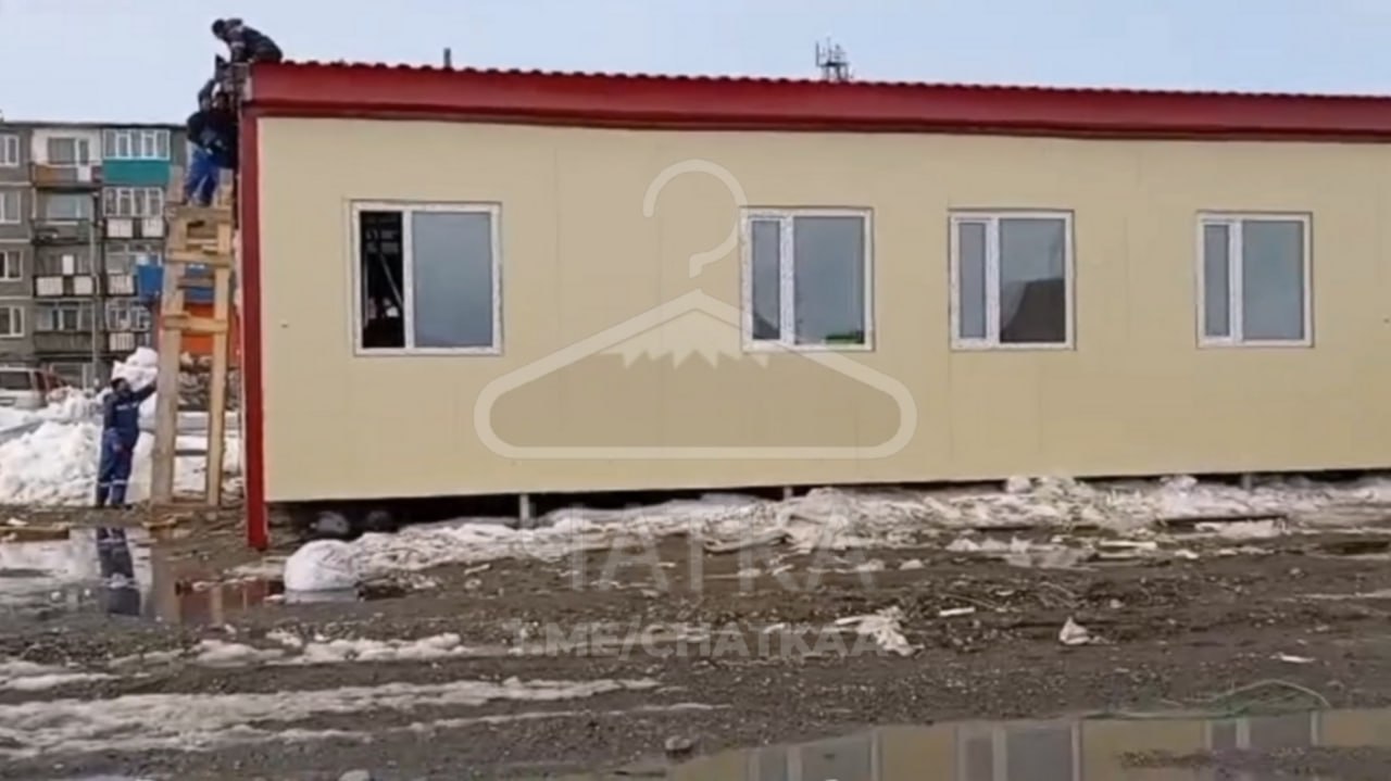 Прокуратура занялась ФАПом в Октябрьском Мы уже рассказывали вам про «ФАП на зубочистках» в Октябрьском. Историей заинтересовалась прокуратура Усть-Большерецкого района. Представители надзорного органа подтвердили часть нарушений, которые обнаружили камчатские общественники При монтаже некоторых свай произошло отклонение от вертикали, что может угрожать устойчивости здания. Защита оголовков свай от коррозии выполнена не в полном объёме. Необходимо завершить мероприятия по гидроизоляционной защите наружных конструкций фундамента перед передачей объекта в эксплуатацию — рассказала координатор по работе со СМИ регионального отделения «Народного фронта» в Камчатском крае Также прокурорские выяснили, что «Усть-Большерецкая районная больница», которая выступала заказчиком ФАПа, недостаточно жестко контролировал работу подрядчика. Поэтому одно должностное лицо привлекли к дисциплинарной ответственности. Кого именно, не уточняется, но как правило, наказывают главврача. Общественники ждут ответа от прокуратуры по другим выявленным нарушениям Кстати, о сроках сдачи, который переносились с октября прошлого года на март, всё ещё ничего не слышно Известно, что задержка в строительстве отчасти была связана с тем, что металл для установки и сборки каркаса ехал железной дорогой из Ставрополья и с опозданием прибыл во Владивосток. А потом её и до Камчатки как-то надо было довезти. Тем не менее, налицо халтура, уже доказана / Напиши нам